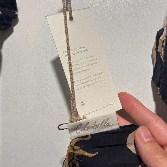 ‼️CLEOBELLA sleep mask & scrunchy set‼️ - Picture 2 of 5